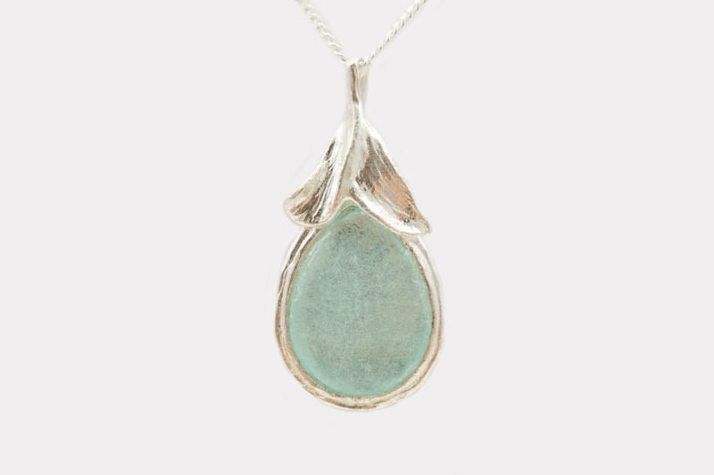 Top Leaves Washed Roman Glass Necklace